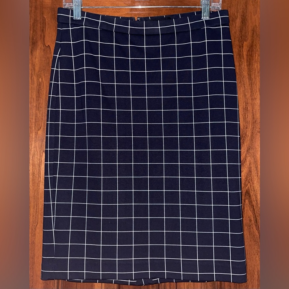 ANN TAYLOR Women’s Skirt. Navy & White. Size 6.